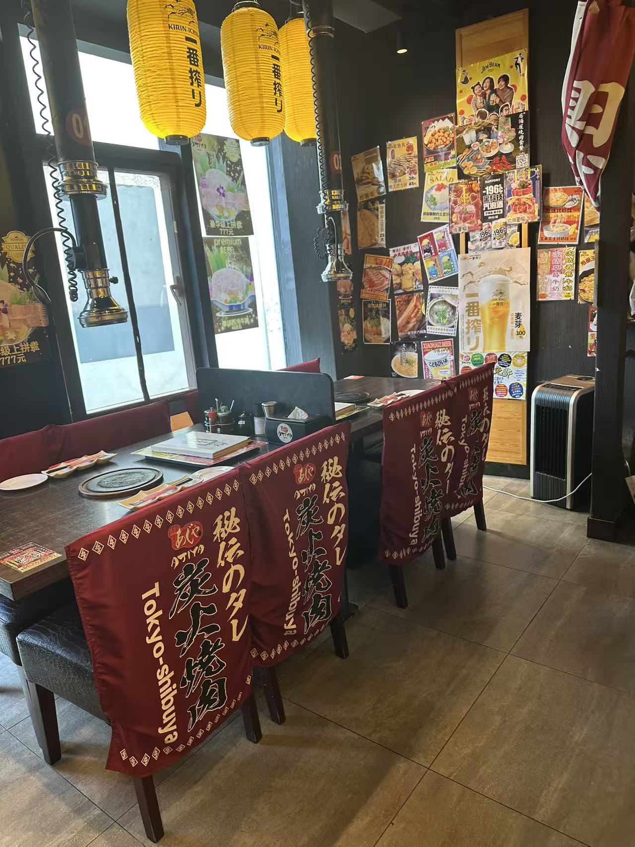 (中文) 靠窗桌席